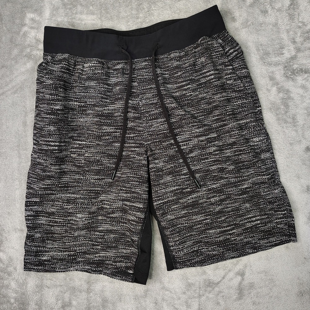 Lululemon T.H.E. Shorts Men Medium Gray Striped Lined Athleisure Outdoor Gym 10"